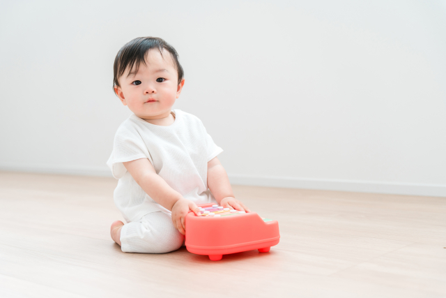 室内で遊ぶ小さな子供