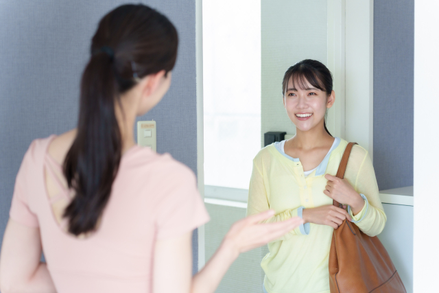 パーソナルジムに来店する女性と迎えるトレーナー